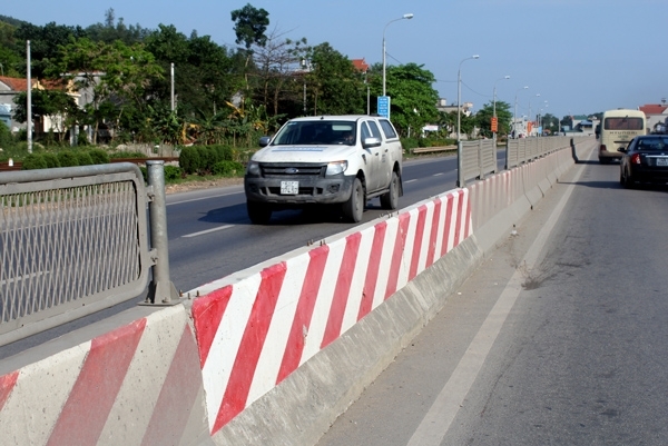 Sơn dải phân cách - Chi Nhánh Bình Dương - Công Ty TNHH Thương Mại Xây Dựng Công Trình Đồng Tâm